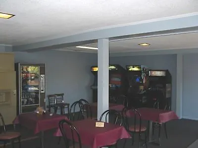 Red Carpet Inn - Louisville 